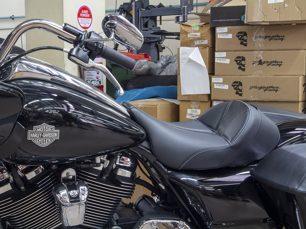 SADDLEMEN SEATS Dominator Solo Seat. Fits Electra Glide & Ultra Classic 1997-2007. Can Option a Backrest.