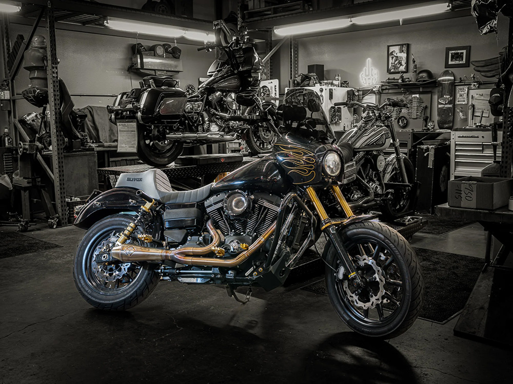 SLYFOX Highnoon Tuck N Roll Dual Seat. Fits Dyna 2006-2017