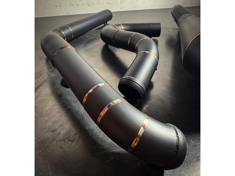 SP Concepts EXHAUST 2-into-1 4.5in. Works Edition Big Bore Exhaust – Black Onyx. Fits Softail 2018up Non-240 Rear Tyre Models.