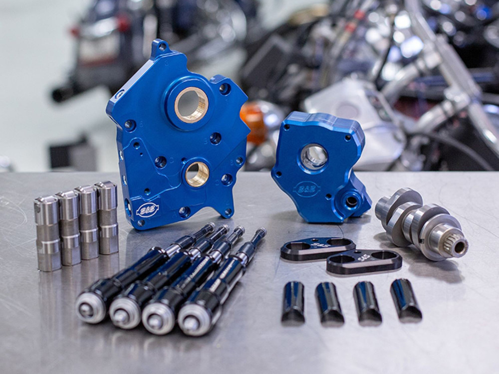 S&S Cam Chest Kit with 465C Chain Drive Camshafts & Black Pushrod Covers. Fits Touring 2017up & Softail 2018up with Oil Cooled Engines.