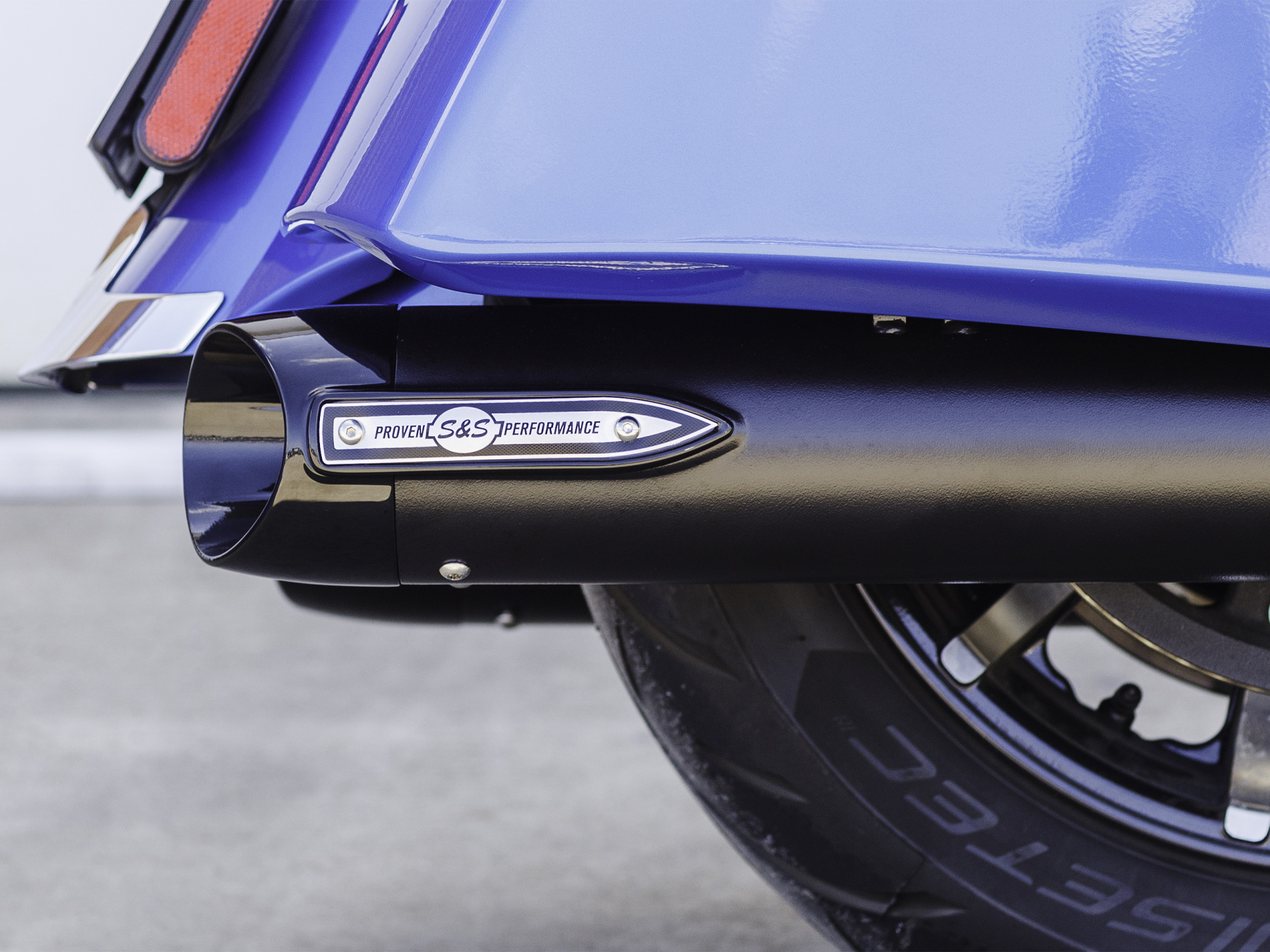 S&S Broadhead 4in. Slip-On Mufflers – Black with Black End Caps. Fits Indian Big Twin 2014up with Hard Saddle Bags.