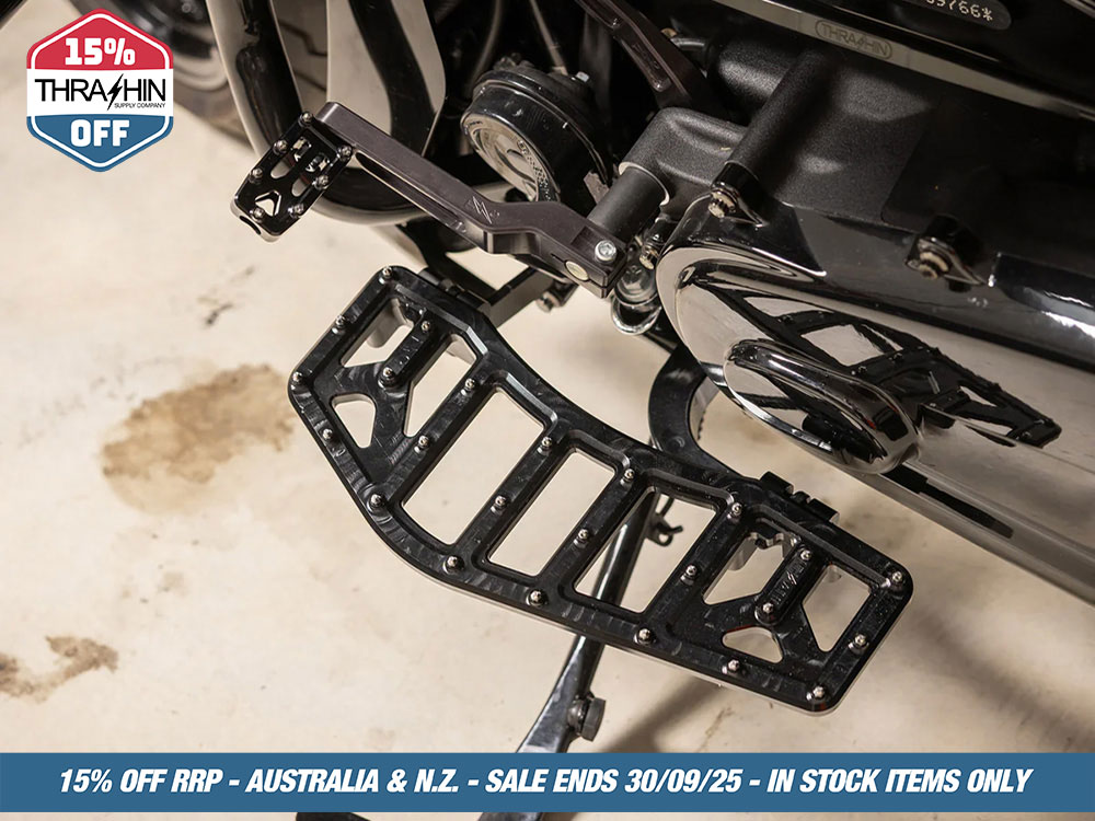 Thrashin Supply Aggressor Rider Floorboards – Black. Fits Touring 1980up, FL Softail 1986-2017 & Dyna Switchback 2012-2016