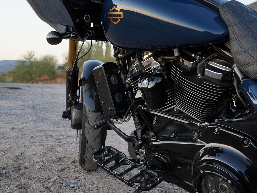 UC Fan Assisted Side Mount Oil Cooler Kit – Gloss Black. Fits Touring 2017-2024 with Harley-Davidson Full Size Engine Guard