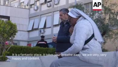 Mexican artist unfurls giant portrait of Pope outside hospital where he is receiving treatment Mexican artist unfurls giant portrait of Pope outside hospital where he is receiving treatment