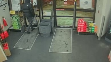 Walgreens robbed of drugs at gunpoint in Rochester: Police seek suspect Walgreens robbed of drugs at gunpoint in Rochester: Police seek suspect