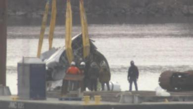 Crews remove wreckage in Potomac River after midair collision last week Crews remove wreckage in Potomac River after midair collision last week