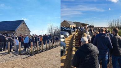 Fans wait for more than an hour to visit Jeremy Clarkson’s farm shop reopening Fans wait for more than an hour to visit Jeremy Clarkson’s farm shop reopening
