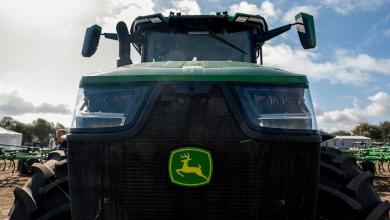 Deere Shares Ease After It Maintains Outlook in Farm Slump Deere Shares Ease After It Maintains Outlook in Farm Slump