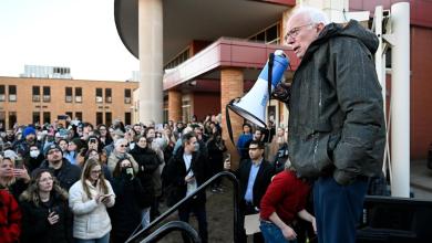 Drawing huge crowds, Bernie Sanders steps into leadership of the anti-Trump resistance Drawing huge crowds, Bernie Sanders steps into leadership of the anti-Trump resistance