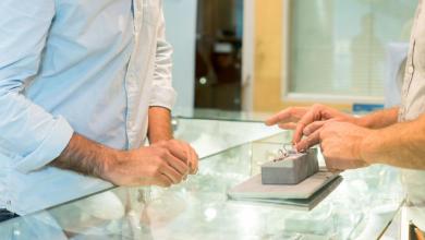 Man Proposes With  Ring, Fiancée Hurt That ‘She Wasn’t Worth Spending a Full Paycheck’ Man Proposes With  Ring, Fiancée Hurt That ‘She Wasn’t Worth Spending a Full Paycheck’