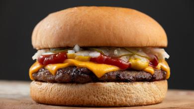 What’s The Difference Between McDonald’s Quarter Pounder And The Deluxe Version? What’s The Difference Between McDonald’s Quarter Pounder And The Deluxe Version?