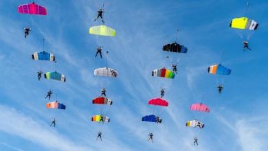 Group of 20 skydivers perform dazzling displays with deployed parachutes at 100mph Group of 20 skydivers perform dazzling displays with deployed parachutes at 100mph