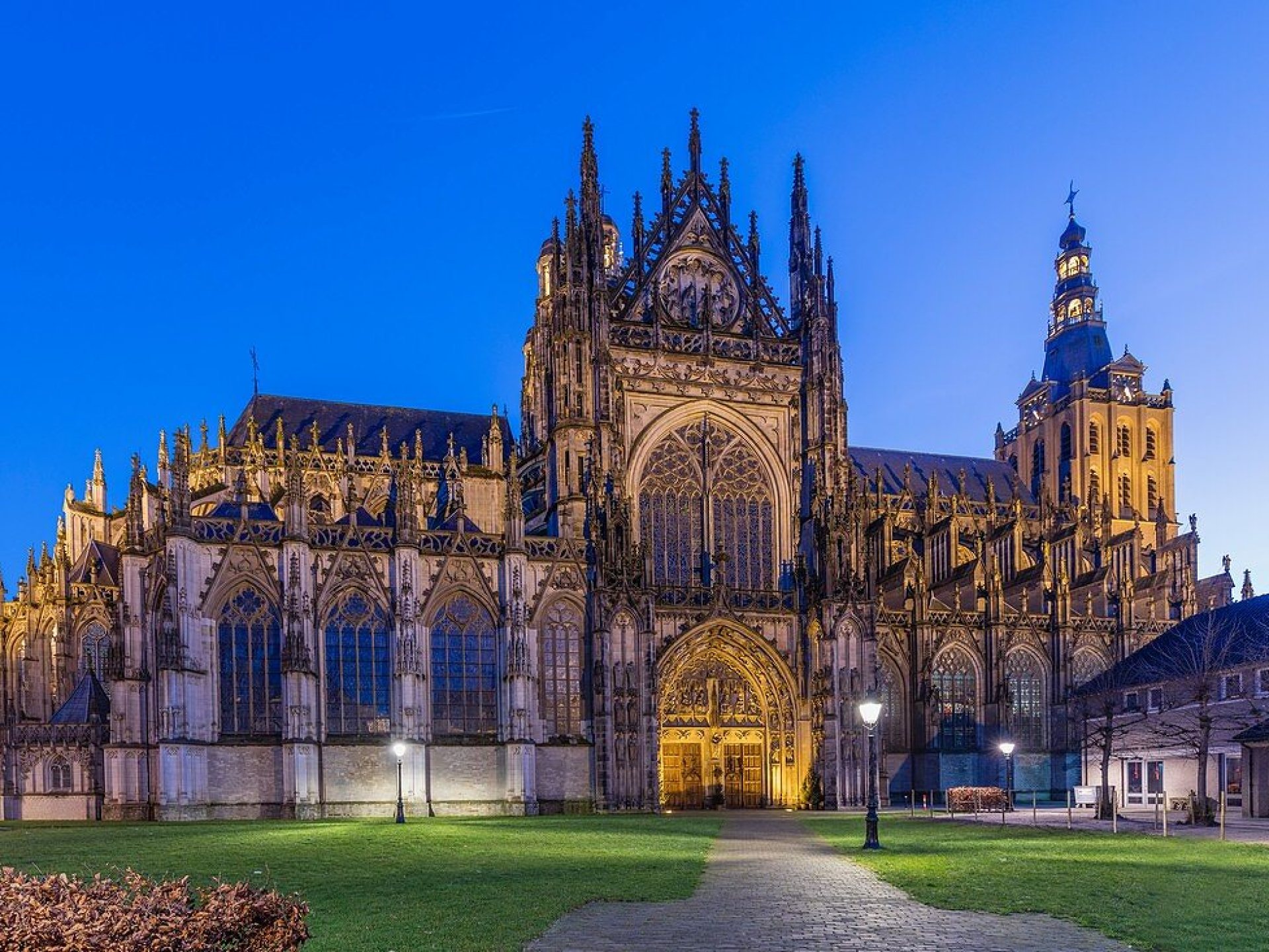 St. John's Cathedral in s-Hertogenbosch, Netherlands, showcasing its stunning Gothic architecture and intricate details. St. John's Cathedral in s-Hertogenbosch, Netherlands, showcasing its stunning Gothic architecture and intricate details.