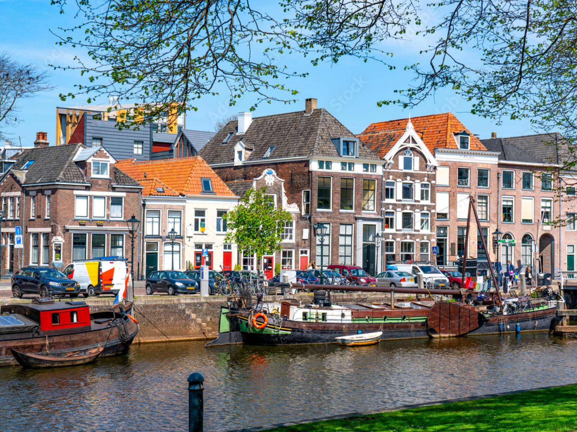 View of Zwolle's city center with the Almelo Canal, showcasing beautiful architecture and vibrant urban life. View of Zwolle's city center with the Almelo Canal, showcasing beautiful architecture and vibrant urban life.