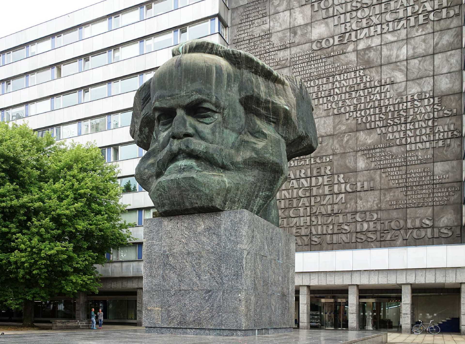 Alt text for the image: A striking view of the Karl Marx Monument in Chemnitz, showcasing its impressive size and historical significance. Alt text for the image: A striking view of the Karl Marx Monument in Chemnitz, showcasing its impressive size and historical significance.