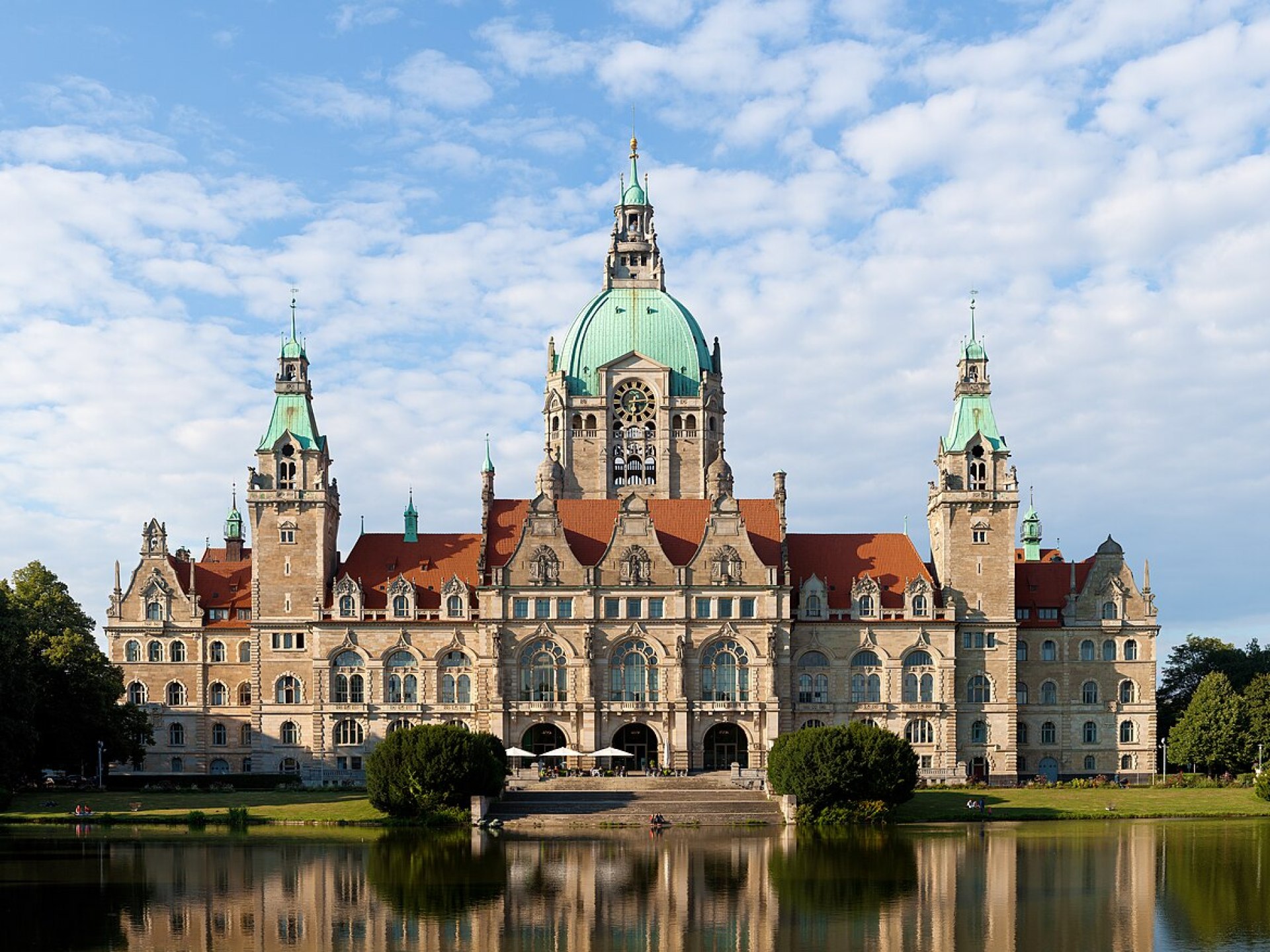 Alt text: A stunning view of Hanover's City Hall, showcasing its unique architecture and gardens in the heart of the city. Alt text: A stunning view of Hanover's City Hall, showcasing its unique architecture and gardens in the heart of the city.
