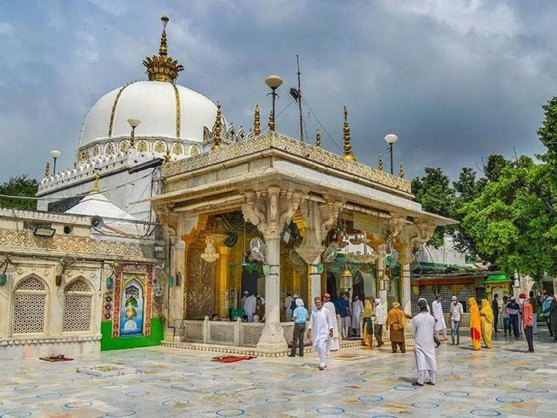 A view of the Khwaja Garib Nawaz Dargah in Ajmer, showcasing its stunning architecture and vibrant surroundings. A view of the Khwaja Garib Nawaz Dargah in Ajmer, showcasing its stunning architecture and vibrant surroundings.