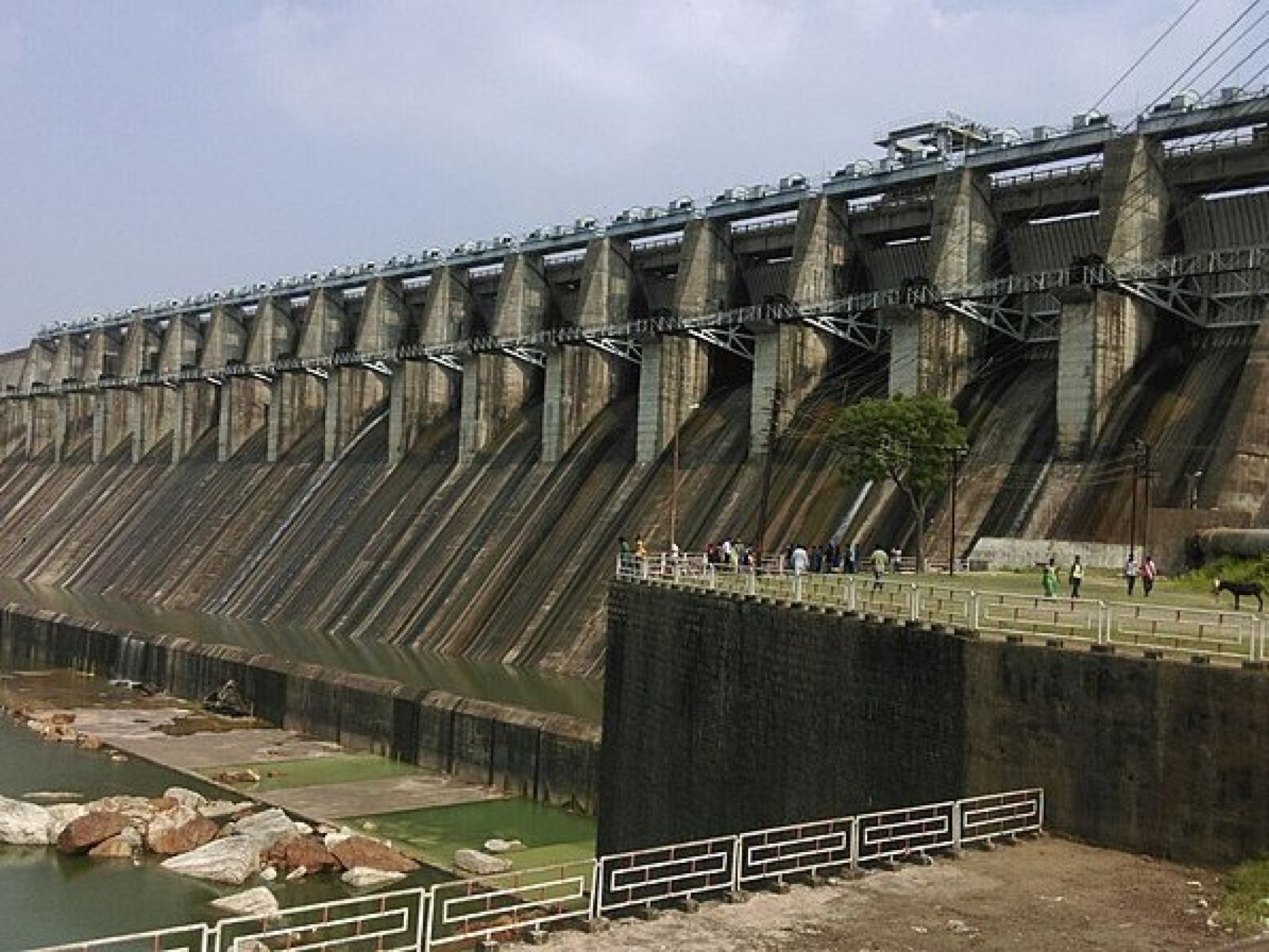 Landscape view of the Mahi Bajaj Sagar Dam surrounded by lush greenery in Banswara, India. Landscape view of the Mahi Bajaj Sagar Dam surrounded by lush greenery in Banswara, India.