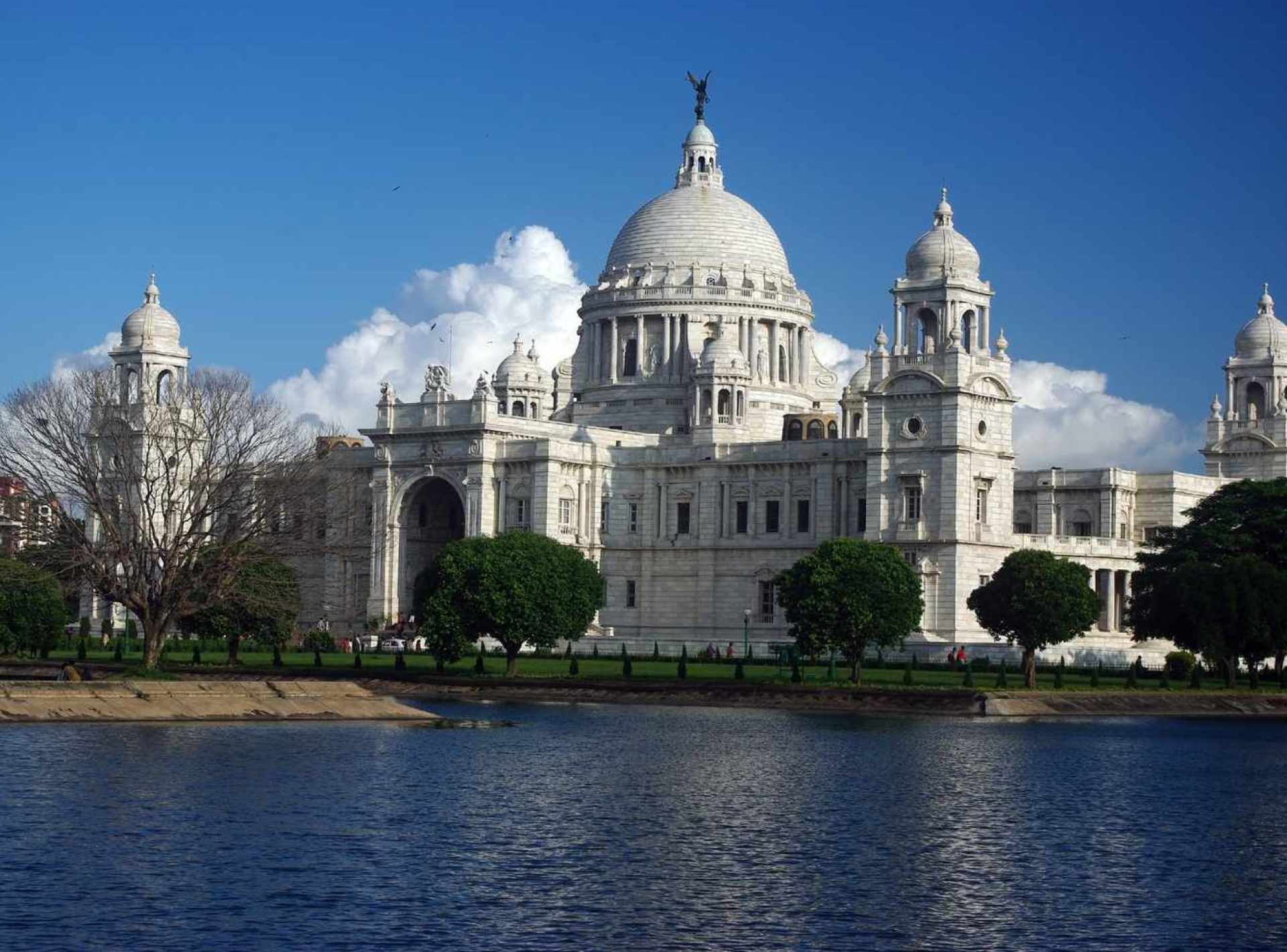 A beautiful view of the iconic Victoria Memorial surrounded by lush gardens in Kolkata, showcasing its stunning architecture and serene atmosphere. A beautiful view of the iconic Victoria Memorial surrounded by lush gardens in Kolkata, showcasing its stunning architecture and serene atmosphere.