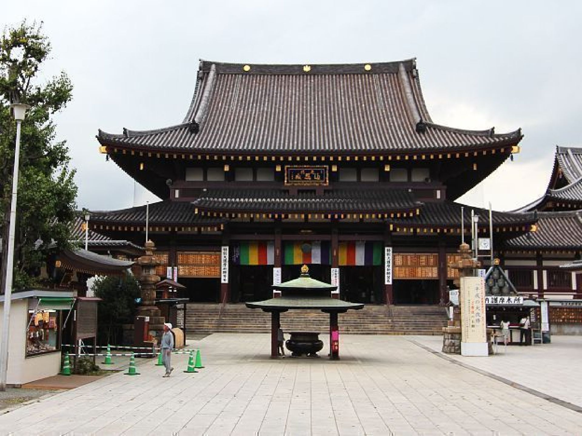 A serene view of the Kawasaki Daishi Heiken-ji Temple in Kawasaki, Japan, surrounded by lush greenery and tranquil architecture. A serene view of the Kawasaki Daishi Heiken-ji Temple in Kawasaki, Japan, surrounded by lush greenery and tranquil architecture.