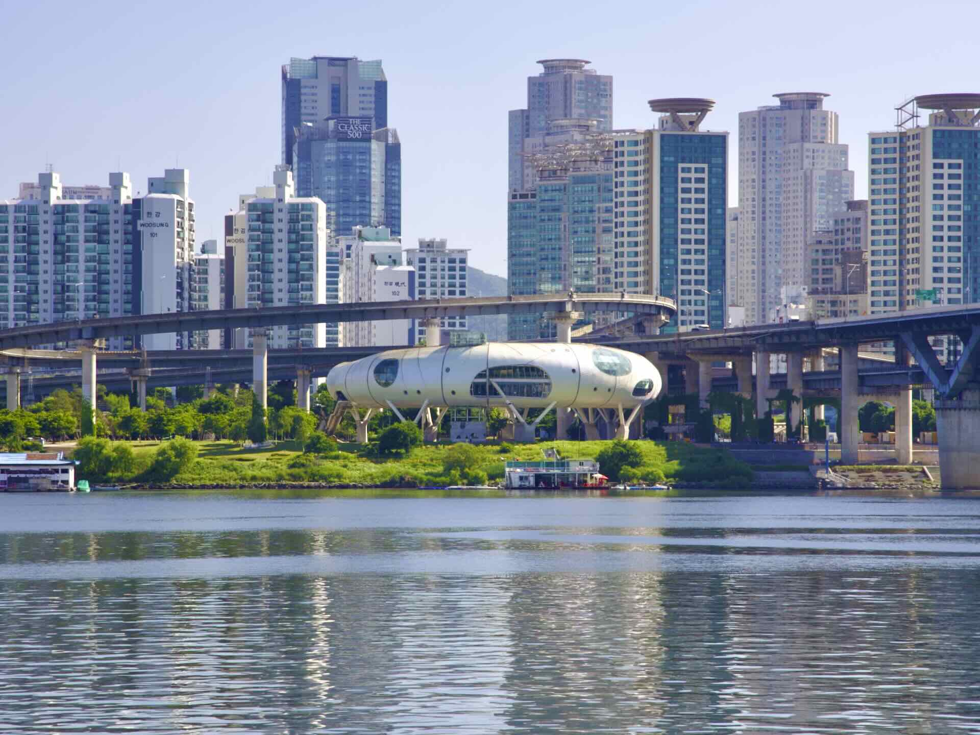 Scenic view of Hangang Park in Seongnam, showcasing lush greenery and riverside tranquility. Scenic view of Hangang Park in Seongnam, showcasing lush greenery and riverside tranquility.