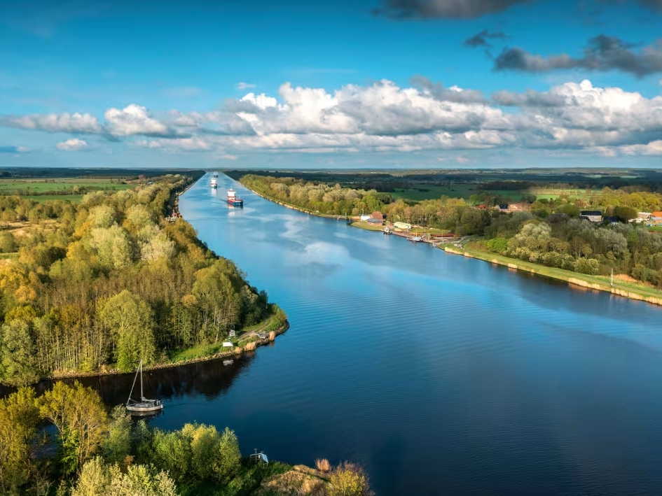 Coastal view of Schleswig-Holstein showcasing picturesque landscapes and serene waters, perfect for nature lovers and adventurers. Coastal view of Schleswig-Holstein showcasing picturesque landscapes and serene waters, perfect for nature lovers and adventurers.