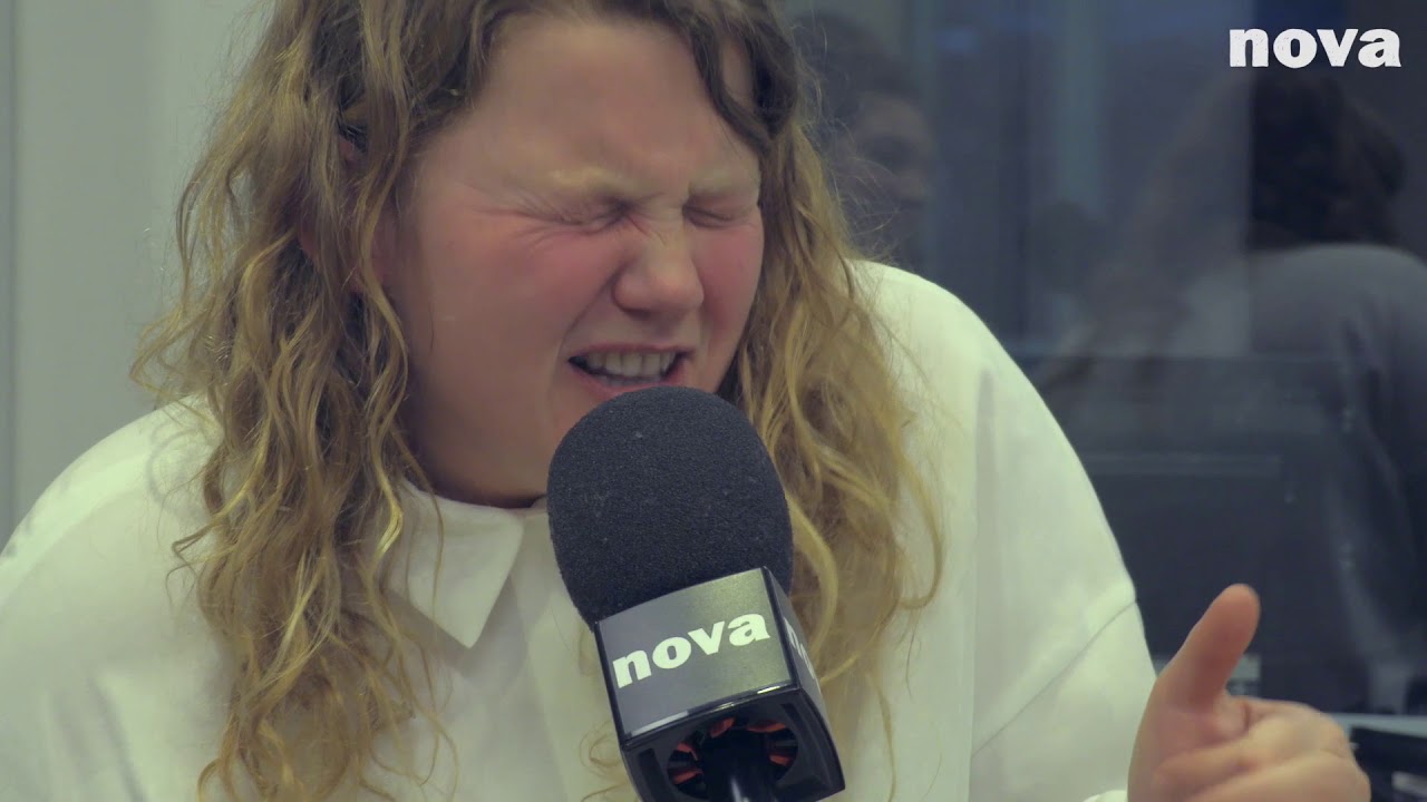 Kate Tempest récite « Les Nouveaux Anciens » – Nova Book Box. Kate Tempest récite « Les Nouveaux Anciens » – Nova Book Box.