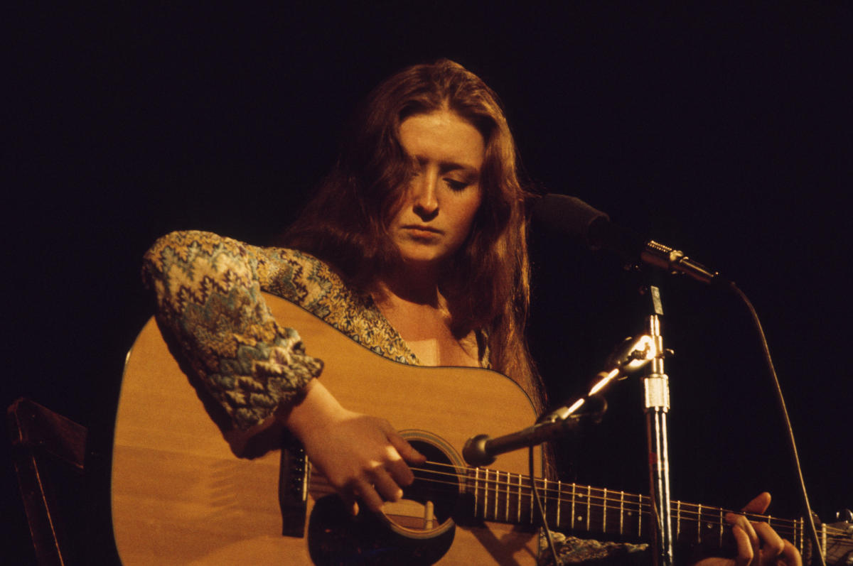 Hear a 21-Year-Old Bonnie Raitt Cover Joni Mitchell’s ‘Woodstock’ Hear a 21-Year-Old Bonnie Raitt Cover Joni Mitchell’s ‘Woodstock’