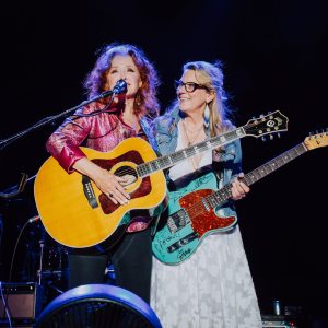 Bonnie Raitt Honors John Prine With Susan Tedeschi & Slides With Derek Trucks At Sun, Sand & Soul Bonnie Raitt Honors John Prine With Susan Tedeschi & Slides With Derek Trucks At Sun, Sand & Soul