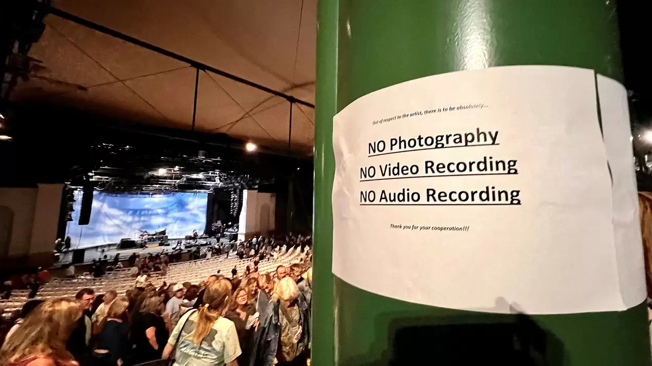 Bonnie Raitt gives us something to talk about — show without sea of cellphones Bonnie Raitt gives us something to talk about — show without sea of cellphones