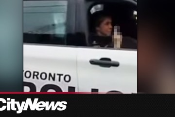 Toronto cop gives citizen the middle finger during parking argument Toronto cop gives citizen the middle finger during parking argument