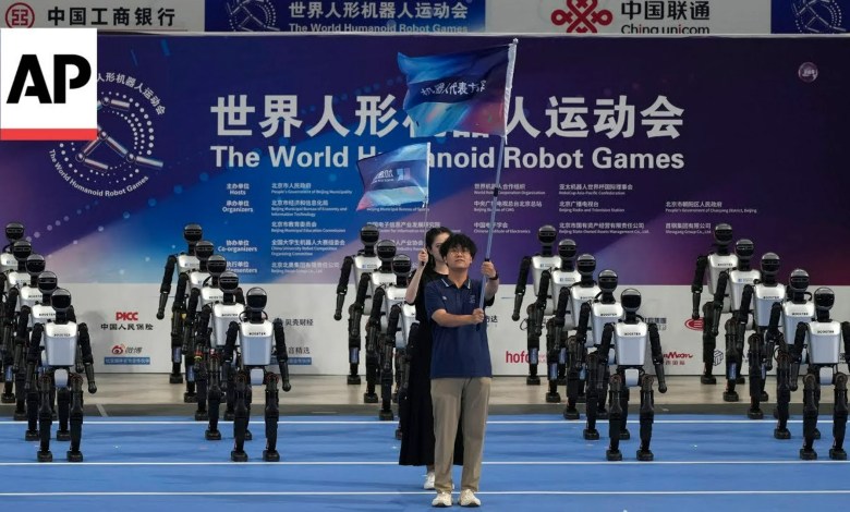 Robot dengan canggung berlomba, bertarung, dan berjalan -jalan di game robot humanoid dunia pertama China Robot dengan canggung berlomba, bertarung, dan berjalan -jalan di game robot humanoid dunia pertama China