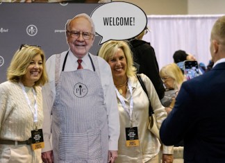 Warren Buffett sells stocks for tenth quarter in a row