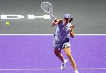 Swiatek beats Keys in straight sets in WTA Finals opener