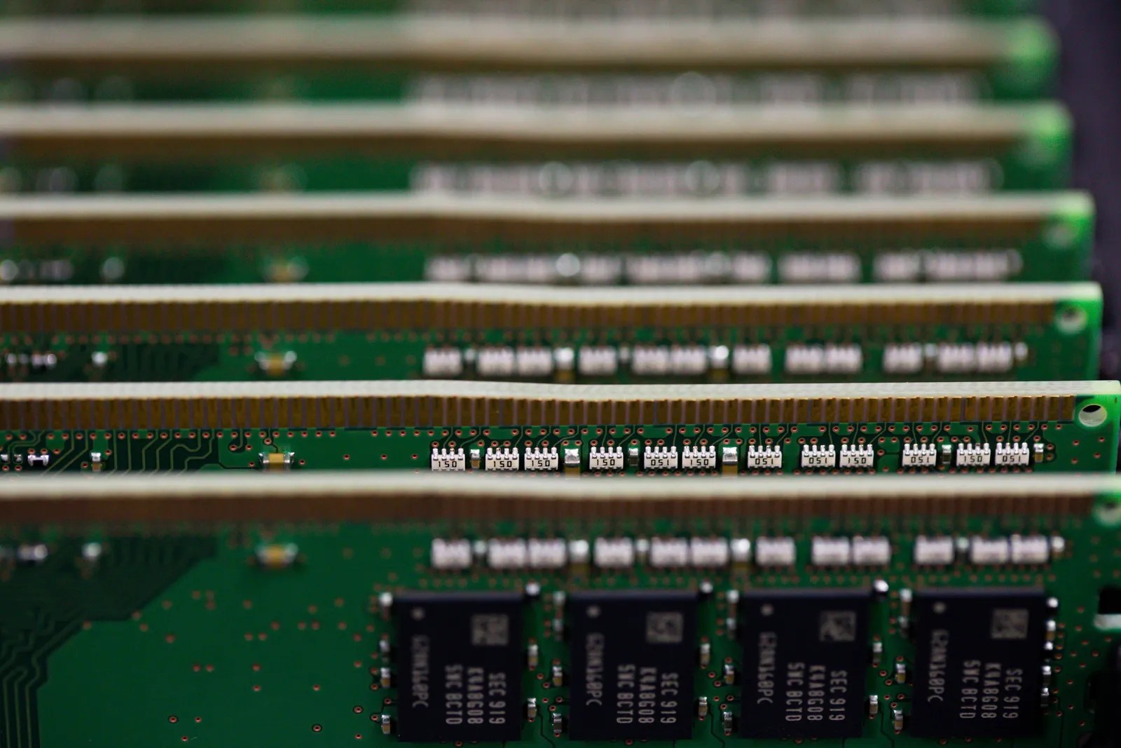DDR4 vs DDR5 RAM: Exploring the Differences and Advantages DDR4 vs DDR5 RAM: Exploring the Differences and Advantages