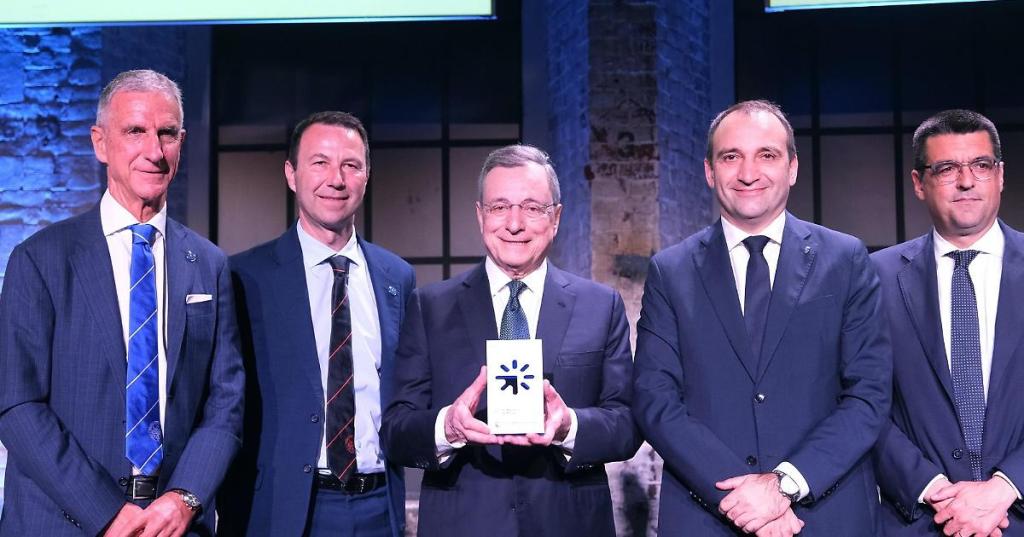 Premio innovazione a Draghi: “Il segreto la strategia. Gli americani mi dicevano che gli europei sono pigri, ma non è vero” – Torino Cronaca Premio innovazione a Draghi: “Il segreto la strategia. Gli americani mi dicevano che gli europei sono pigri, ma non è vero” – Torino Cronaca