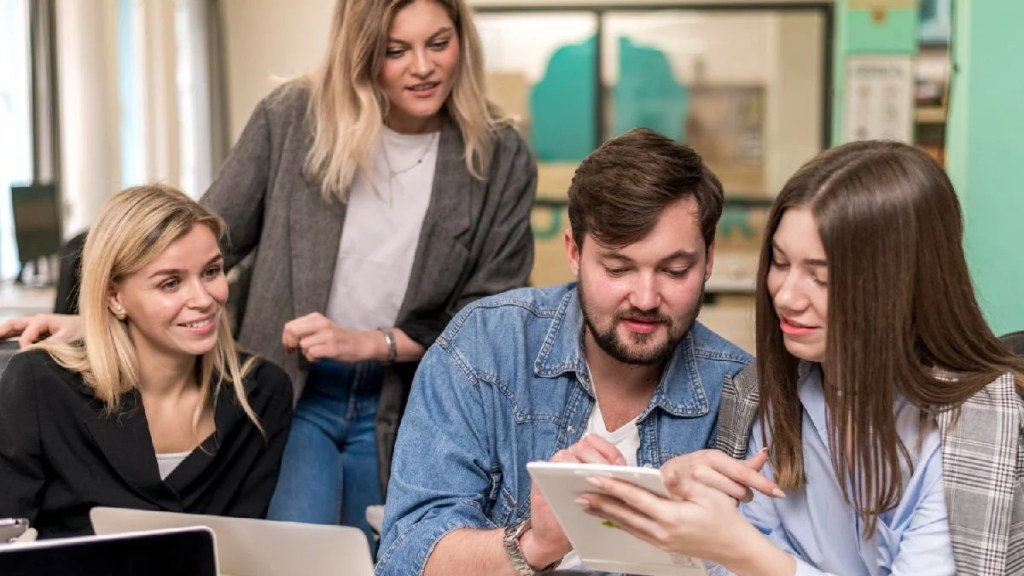 L’intelligenza artificiale ruba il lavoro alla Gen Z: cosa c’è di vero L’intelligenza artificiale ruba il lavoro alla Gen Z: cosa c’è di vero