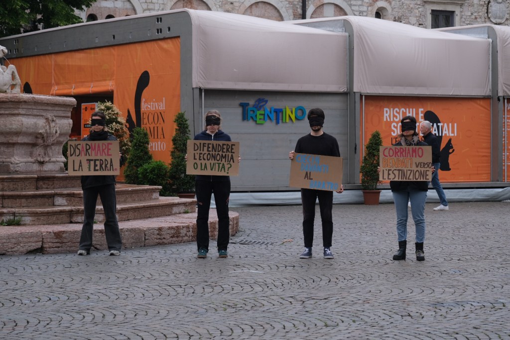 Al Festival dell’Economia di Trento la protesta di Extinction Rebellion Al Festival dell’Economia di Trento la protesta di Extinction Rebellion