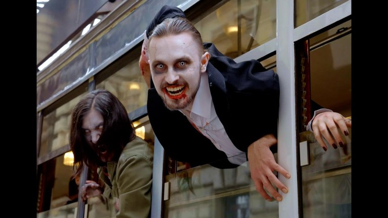 Resident Evil Requiem invade Milano con zombie tra tram storici e passanti increduli Resident Evil Requiem invade Milano con zombie tra tram storici e passanti increduli