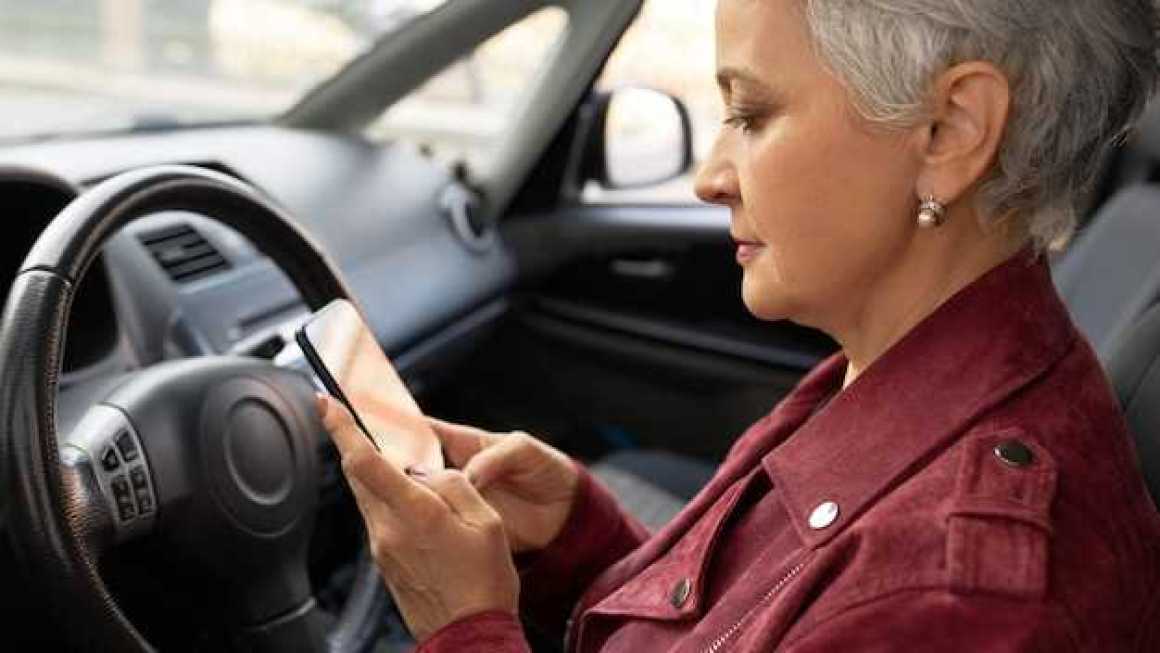 How to avoid distractions while driving How to avoid distractions while driving