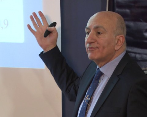 Mahfi Eğilmez: Türkiye Ekonomisi Slumpflasyon Tehlikesiyle Karşı Karşıya Mahfi Eğilmez: Türkiye Ekonomisi Slumpflasyon Tehlikesiyle Karşı Karşıya