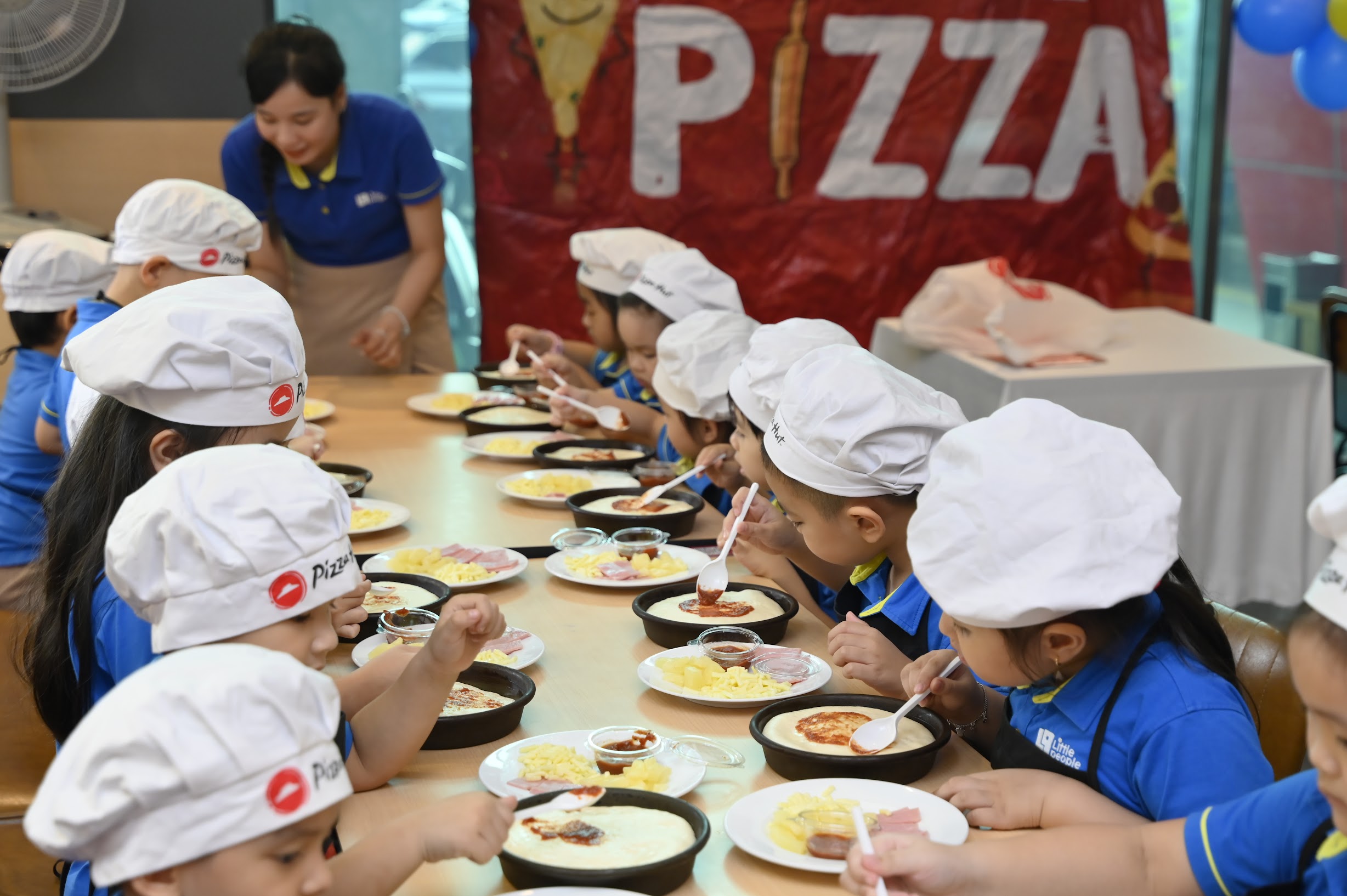 Xuất hiện những chiếc pizza “made by little hands” Xuất hiện những chiếc pizza “made by little hands”