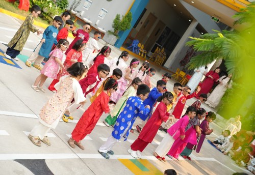 Khi mùa xuân ghé thăm Little People thủ dầu một Khi mùa xuân ghé thăm Little People thủ dầu một