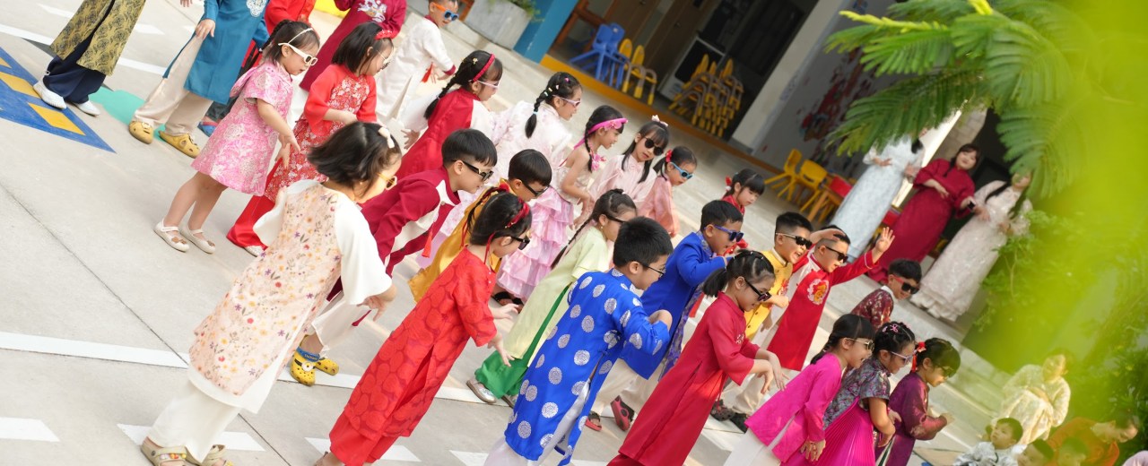 Khi mùa xuân ghé thăm Little People thủ dầu một Khi mùa xuân ghé thăm Little People thủ dầu một