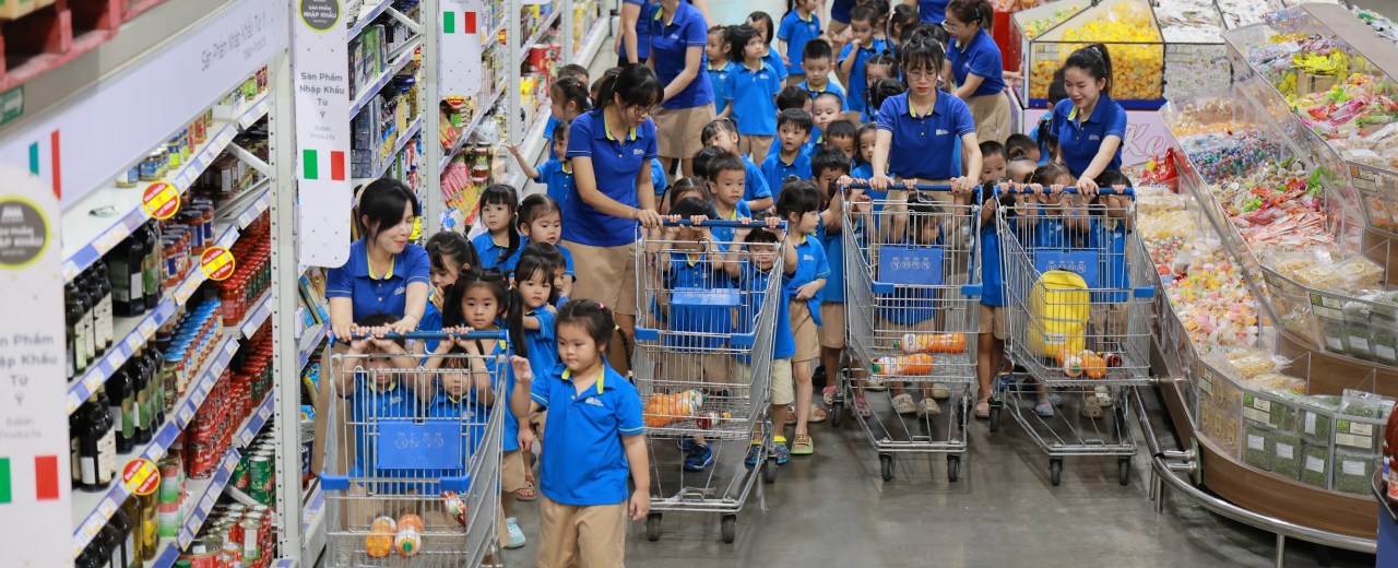 Exploring mega supermarket with little 2 classes Exploring mega supermarket with little 2 classes