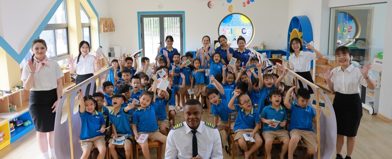 ✈️ Chuyến bay đặt biệt của “Little People Airway” – Hành khách nhí Little 3 sẵn sàng! ✈️ Chuyến bay đặt biệt của “Little People Airway” – Hành khách nhí Little 3 sẵn sàng!