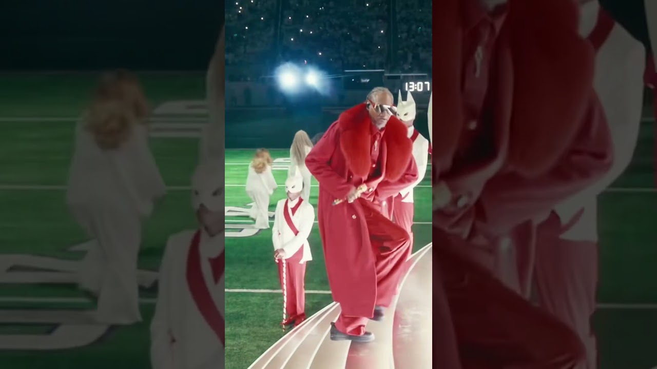 Snoop Dogg performs at SNOOP’S HOLIDAY HALFTIME PARTY on #NFLonNetflix Snoop Dogg performs at SNOOP’S HOLIDAY HALFTIME PARTY on #NFLonNetflix