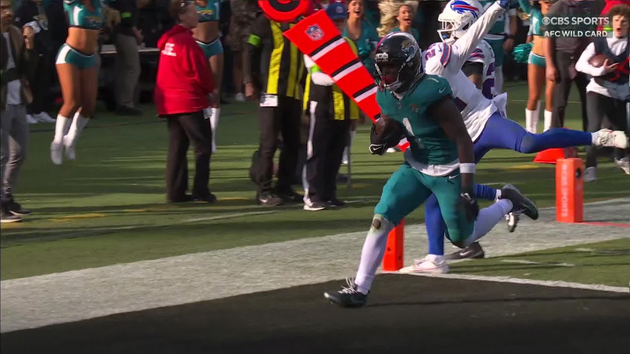 Lawrence tosses it up to Etienne for a TD Lawrence tosses it up to Etienne for a TD