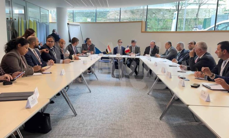 وزير الاستثمار والتجارة الخارجية يلتقي ممثلي عدد من الشركات الفرنسية المهتمة بالاستثمار في مصر. وزير الاستثمار والتجارة الخارجية يلتقي ممثلي عدد من الشركات الفرنسية المهتمة بالاستثمار في مصر.
