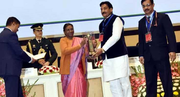 राष्ट्रपति श्रीमती द्रौपदी मुर्मू ने ऊर्जा मंत्री चौधरी रणजीत सिंह को प्रदान किया पुरस्कार राष्ट्रपति श्रीमती द्रौपदी मुर्मू ने ऊर्जा मंत्री चौधरी रणजीत सिंह को प्रदान किया पुरस्कार